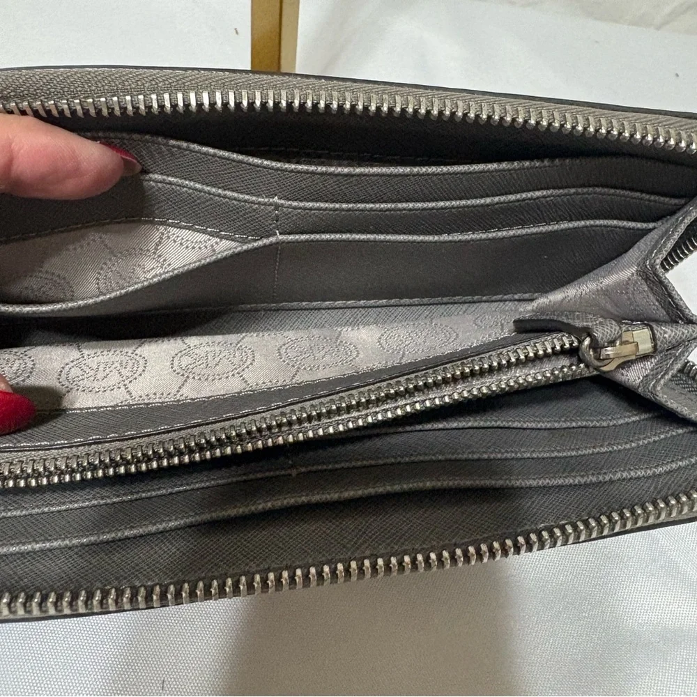 Michael Kors Jet Set Travel continental wallet in grey saffiano leather. - Picture 5 of 10